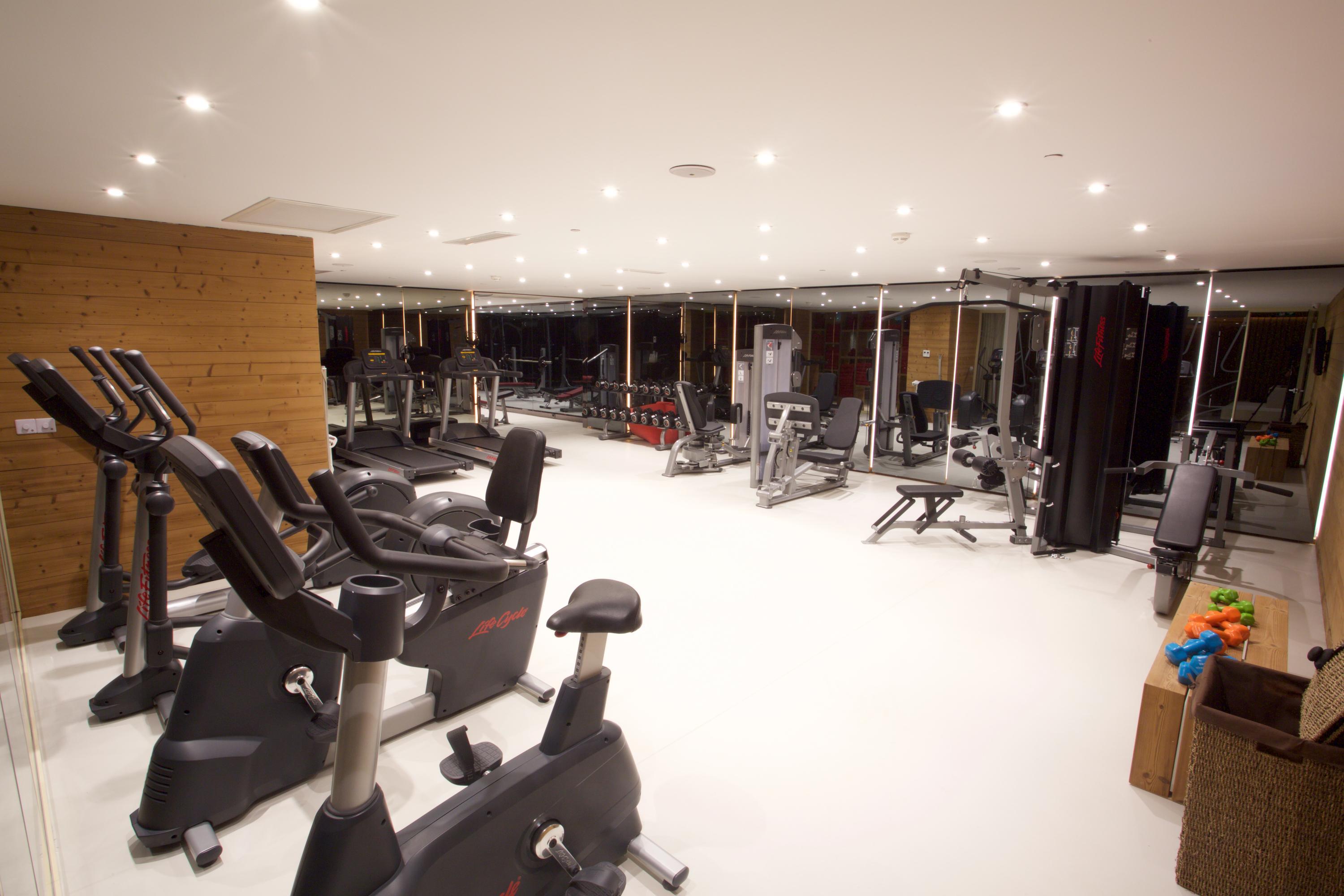 ดอสโซ่ ดอสซี่ โฮเต็ล แอน์ สปา ดาวน์ทาวน์ Hotel อิสตันบูล ภายนอก รูปภาพ The photo shows a modern gym or fitness area. It features various exercise equipment, including stationary bikes, weight machines, and possibly free weights. The space has a bright, well-lit atmosphere with multiple ceiling lights and large mirrors l