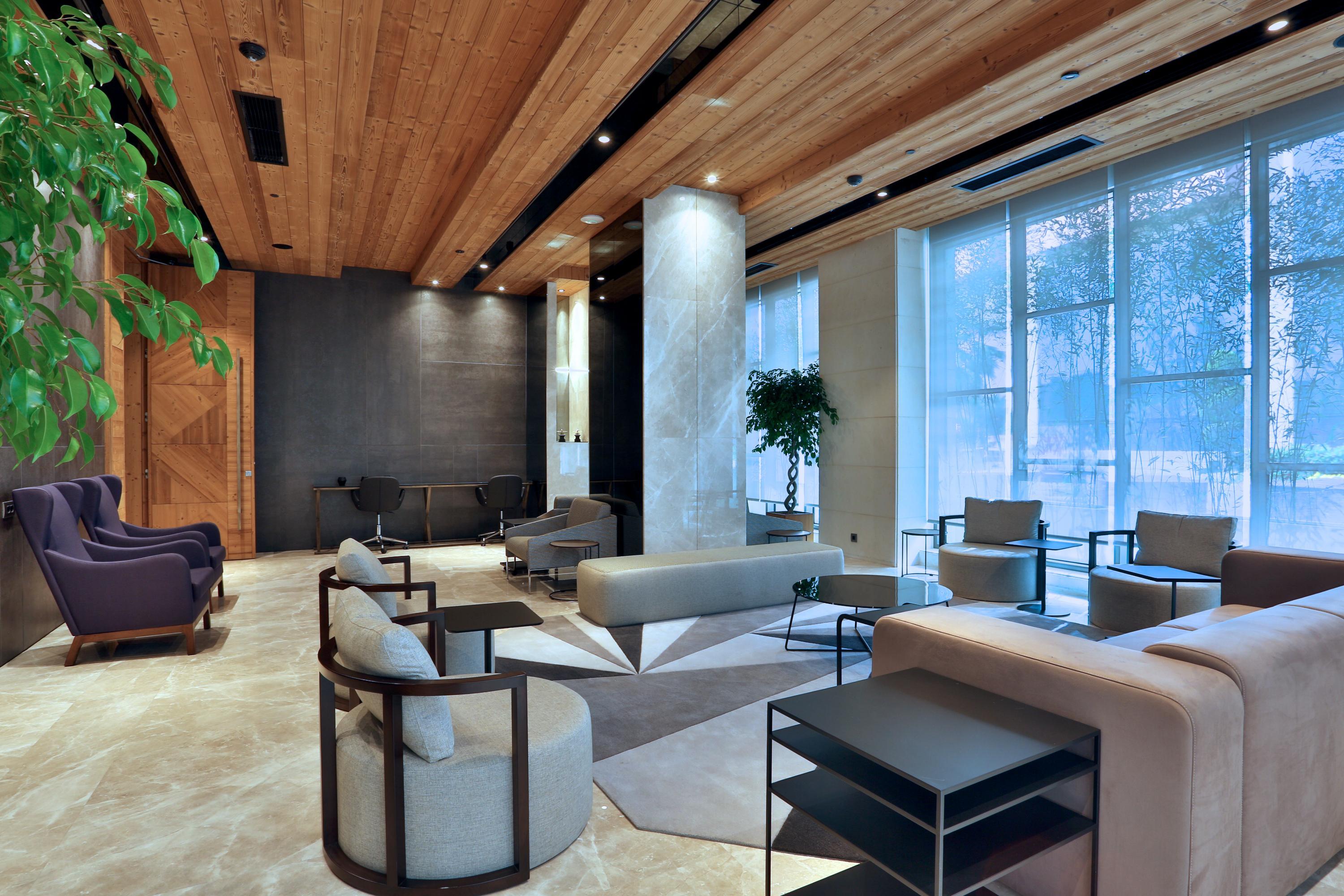 ดอสโซ่ ดอสซี่ โฮเต็ล แอน์ สปา ดาวน์ทาวน์ Hotel อิสตันบูล ภายนอก รูปภาพ The photo depicts a modern, elegantly designed lounge area. The space features a combination of light hardwood and darker elements on the walls, creating a warm and inviting atmosphere. In the center, there are several seating options, including styl