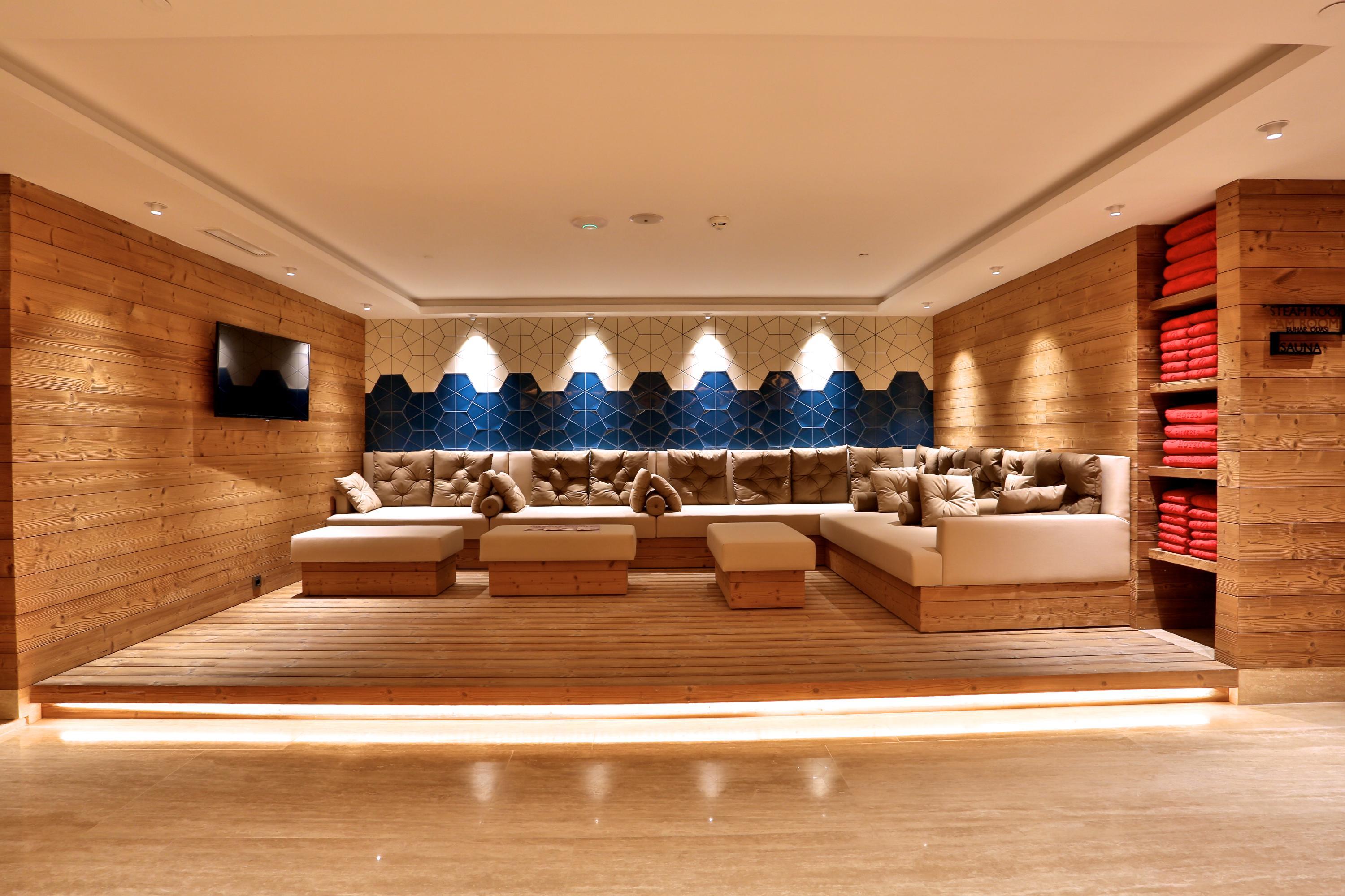 ดอสโซ่ ดอสซี่ โฮเต็ล แอน์ สปา ดาวน์ทาวน์ Hotel อิสตันบูล ภายนอก รูปภาพ The photo shows a cozy and modern lounge or relaxation area. It features wooden walls and a light-colored wooden floor, creating a warm atmosphere. The seating consists of plush couches with decorative cushions in neutral tones, arranged around a low