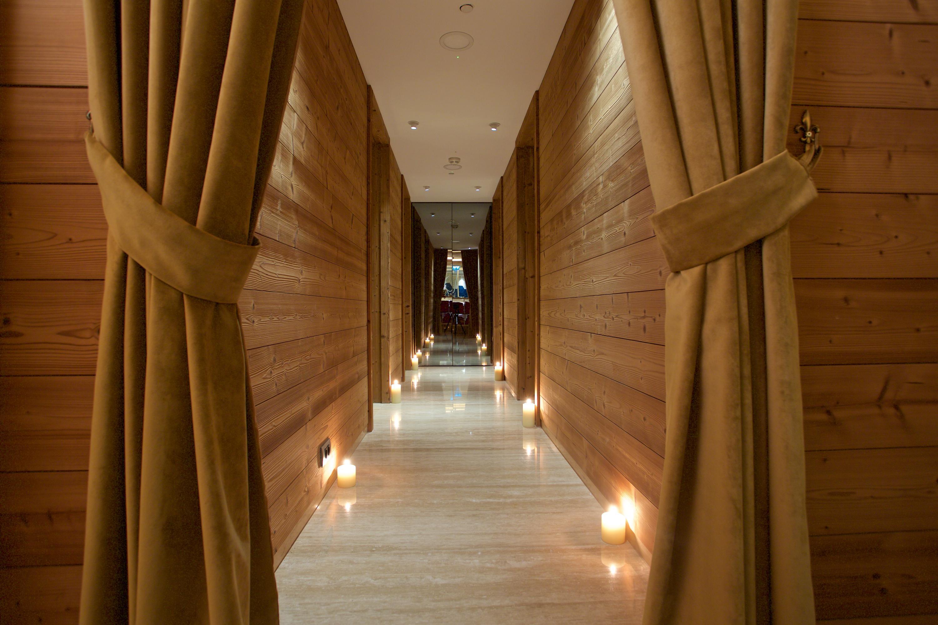 ดอสโซ่ ดอสซี่ โฮเต็ล แอน์ สปา ดาวน์ทาวน์ Hotel อิสตันบูล ภายนอก รูปภาพ The photo shows a serene hallway with a modern aesthetic. The walls are made of wood, giving a warm and inviting feel. At the sides of the hallway, there are soft, draped curtains that add a touch of elegance. The floor is well-lit, primarily featuri