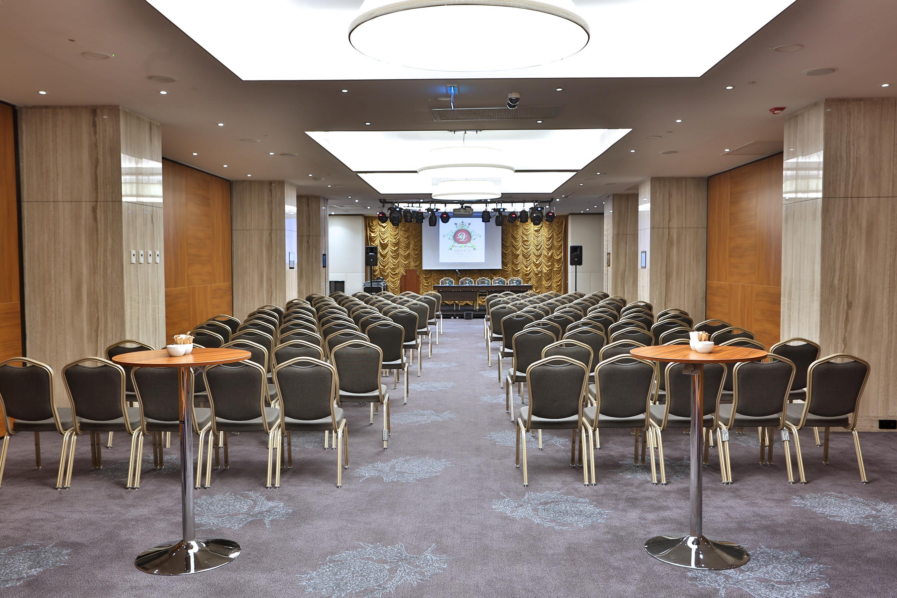 ดอสโซ่ ดอสซี่ โฮเต็ล แอน์ สปา ดาวน์ทาวน์ Hotel อิสตันบูล ภายนอก รูปภาพ The photo shows a spacious meeting or conference room. There are many rows of chairs arranged in a theater-style setup, indicating that it's likely meant for presentations or lectures. In the front of the room, there is a stage or platform area with 