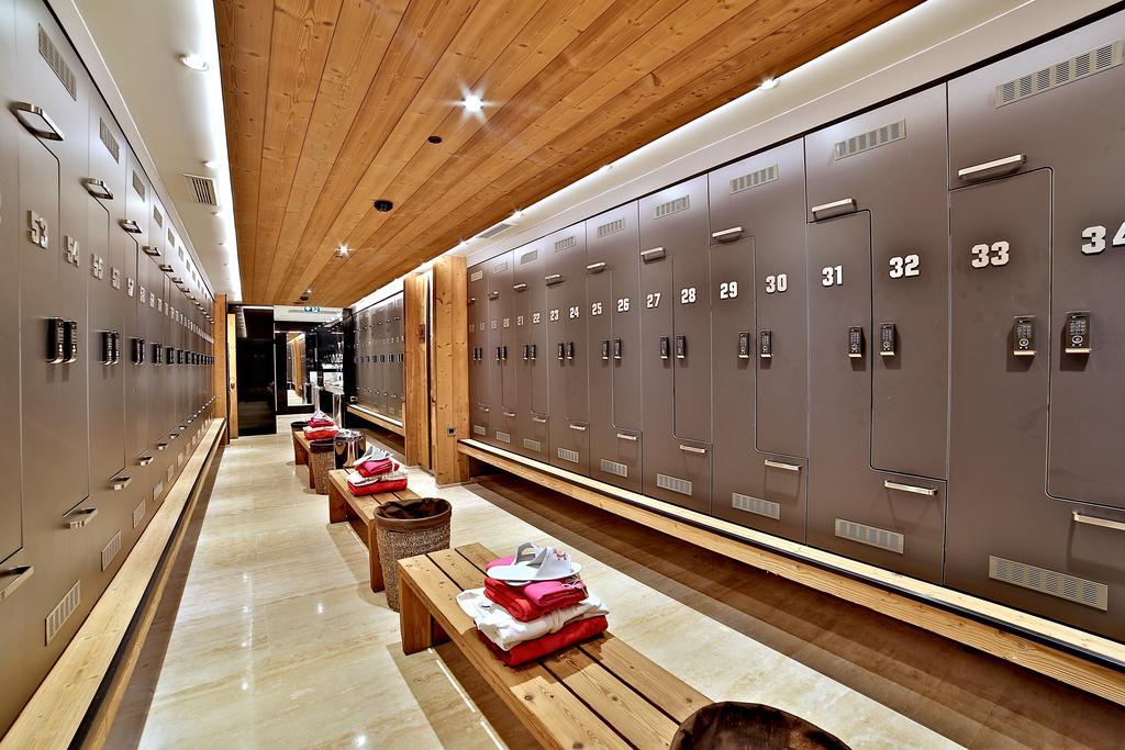 ดอสโซ่ ดอสซี่ โฮเต็ล แอน์ สปา ดาวน์ทาวน์ Hotel อิสตันบูล ภายนอก รูปภาพ The photo shows a locker room interior. It features rows of lockers along the walls, each with a number on it. The lockers have a simple, metallic design, and the space has a warm, modern aesthetic with wooden ceiling panels. There are wooden benches