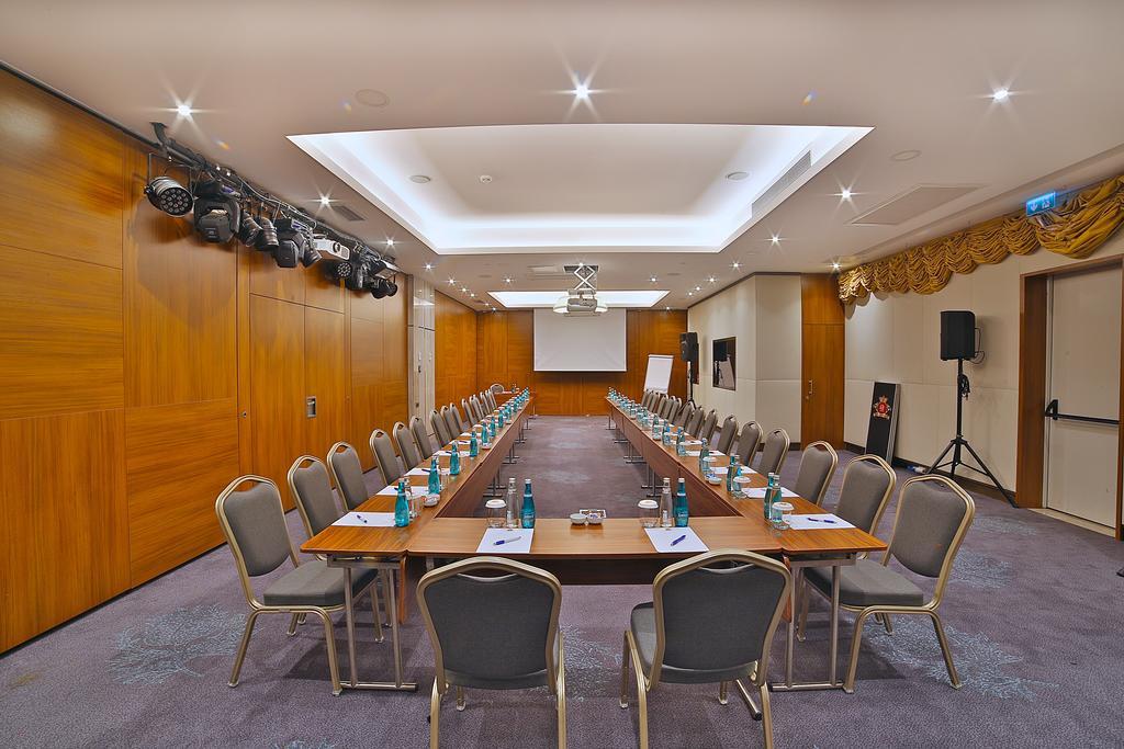 ดอสโซ่ ดอสซี่ โฮเต็ล แอน์ สปา ดาวน์ทาวน์ Hotel อิสตันบูล ภายนอก รูปภาพ The photo shows a conference room set up for a meeting. There are two long tables arranged in a rectangular shape, with several chairs placed around them. Each chair has a small bottle of water and a notepad on the table in front of it. The room feat